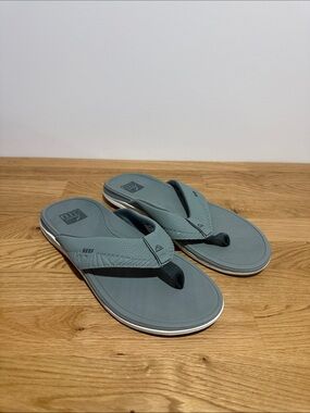 Brand new Reef Offshore Men's size 9 Flip Flops